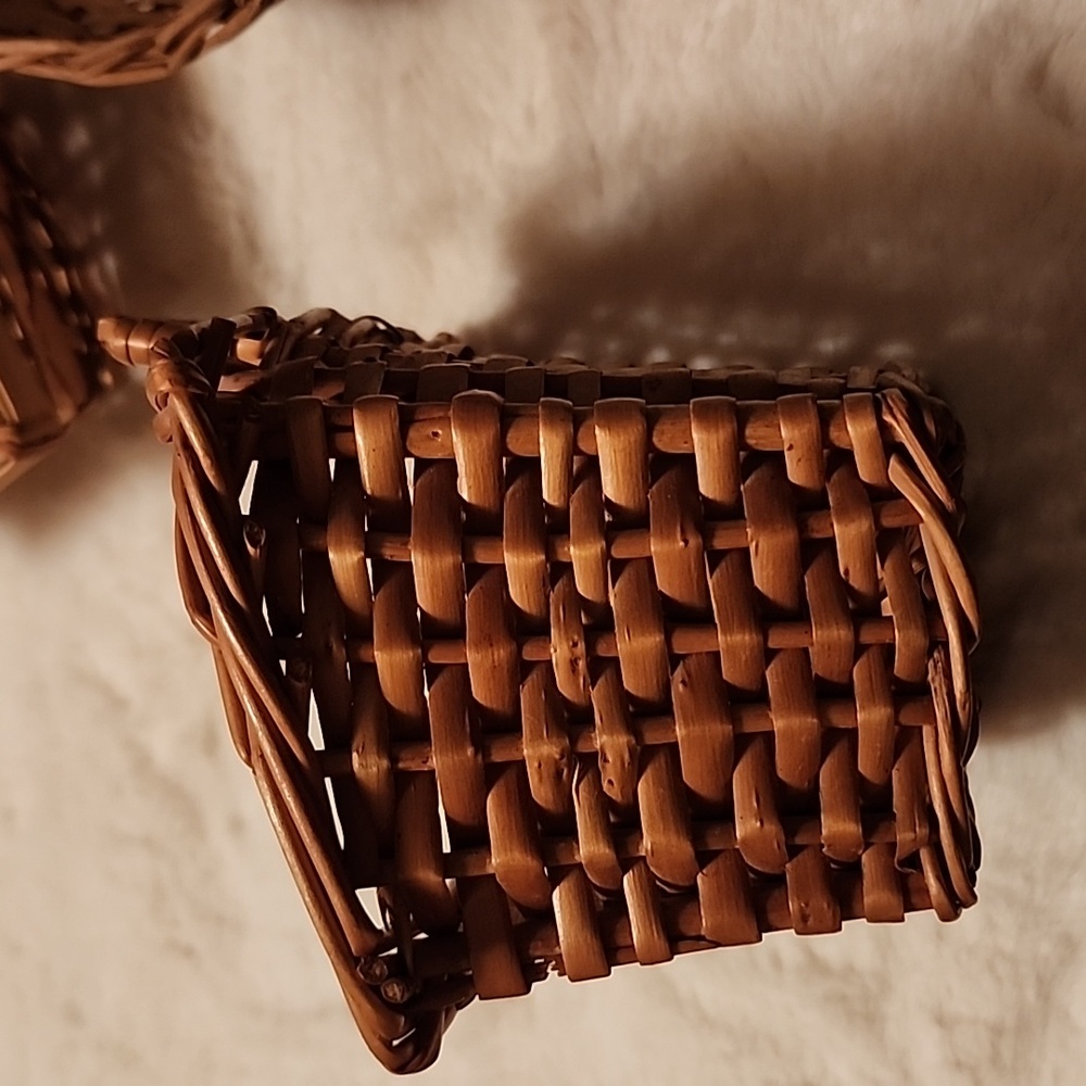 VINTAGE  🧺 BASKETS  VARIOUS  SIZES & DESIGNS - Picture 7 of 15
